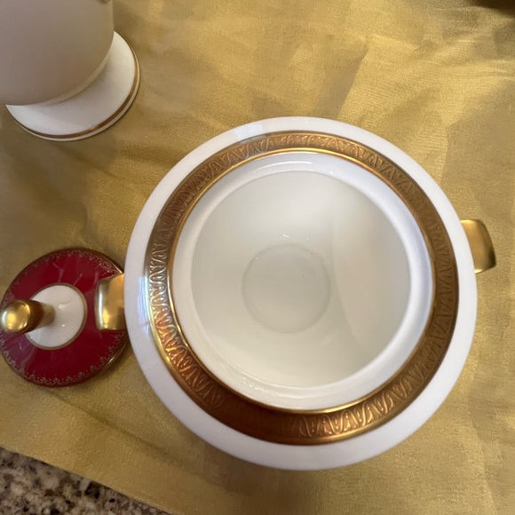 Oscar de la Renta cream and sugar set with lid gold edges and intricate pattern - Picture 6 of 6